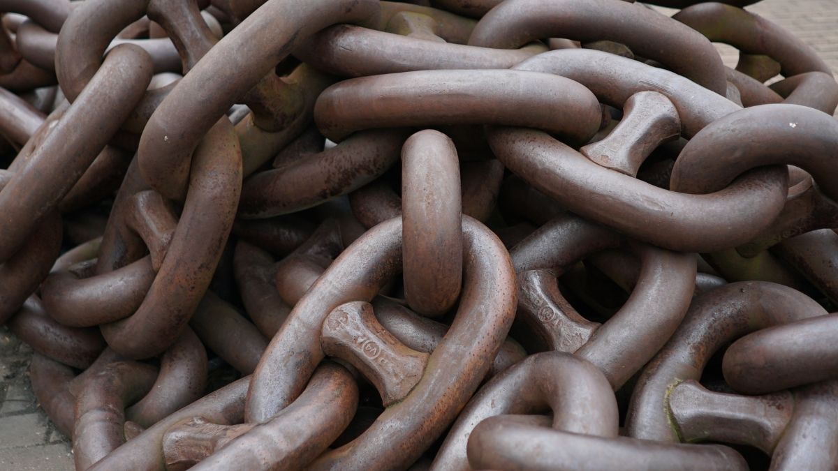 chains representing the confusion and complexity of coercive control in relationships.