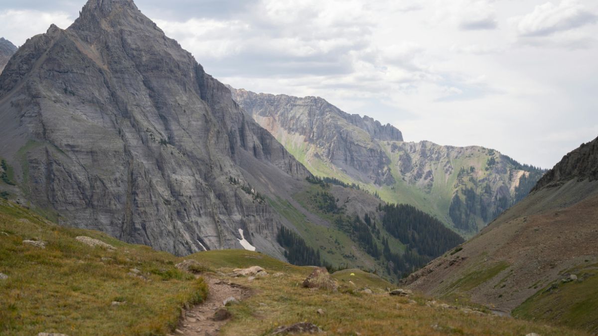 a landscape valley symbolizing reconnecting with real life and hobbies after digital detox.